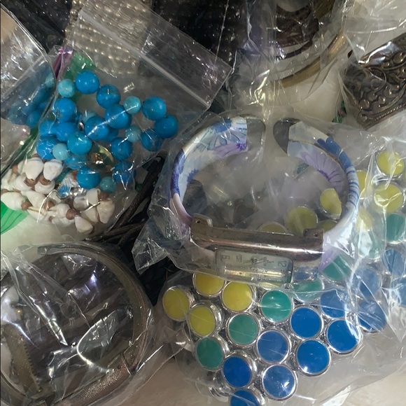 Lot #3  1# bag assorted jewelry - Picture 4 of 8